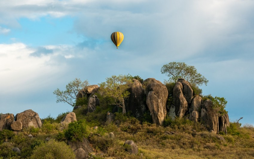 Rock mountains in Serengeti with hot air baloon