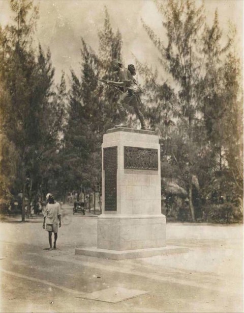 The Askari Monument in Samora Avenue Dar es Salaam, late 1920’s.